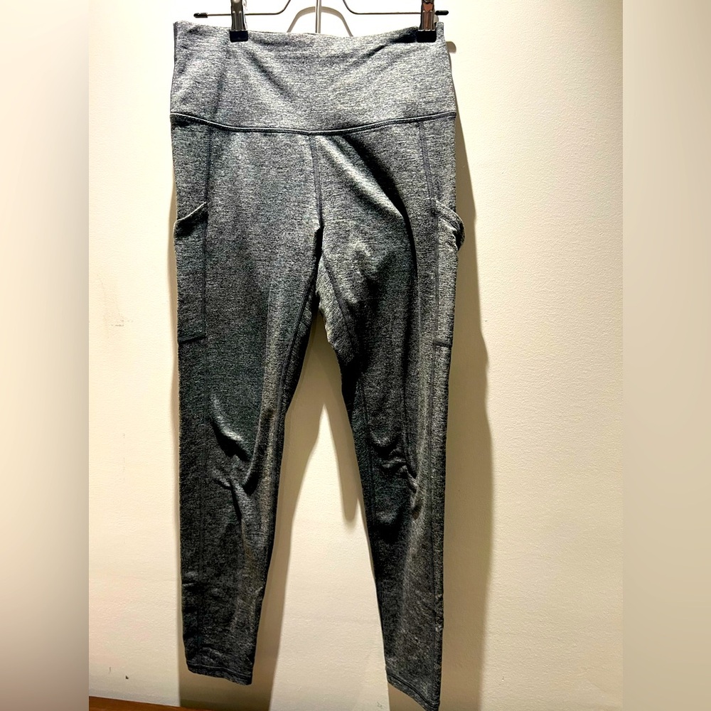 Aerie grey yoga pants / leggings w/ side pockets. SZ M.